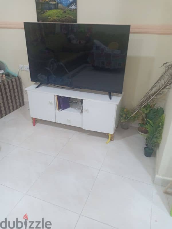 MI TV and table 0