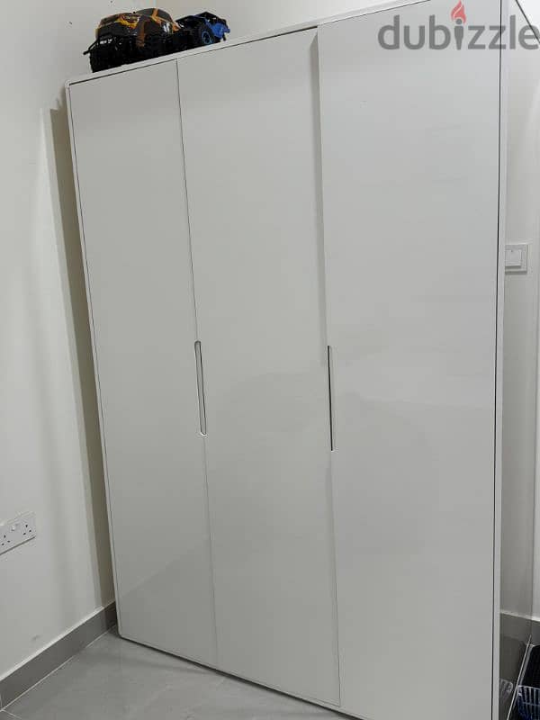 3 door wardrobe 0