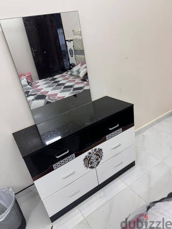 bed room set for sell غرفه نوم للبيع المستعجل 1