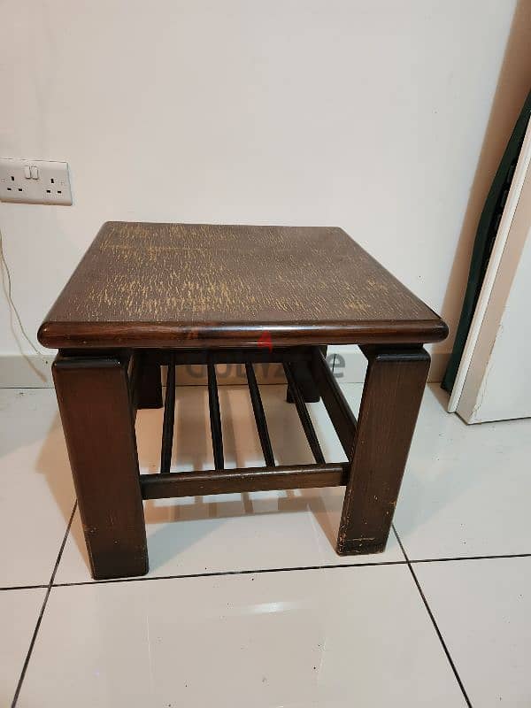 طاولة كبيرة + ٢ طاولة صغيرة - One large wooden table + 2 small tables 4