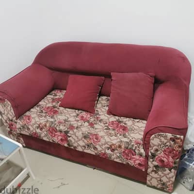 sofa 3 sets excellent condition كنبة مجلس ٣ أشخاص حالة ممتازة