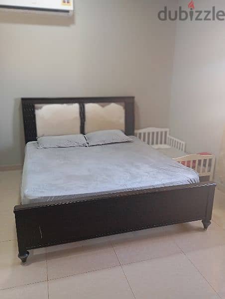 King size double bed / سرير مزدوج للبيع خشب ثقيل 0