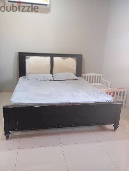 King size double bed / سرير مزدوج للبيع خشب ثقيل 2