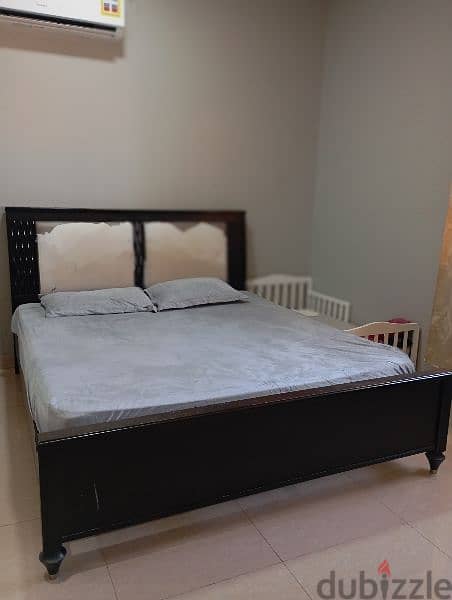 King size double bed / سرير مزدوج للبيع خشب ثقيل 3