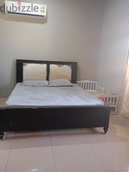 King size double bed / سرير مزدوج للبيع خشب ثقيل 4