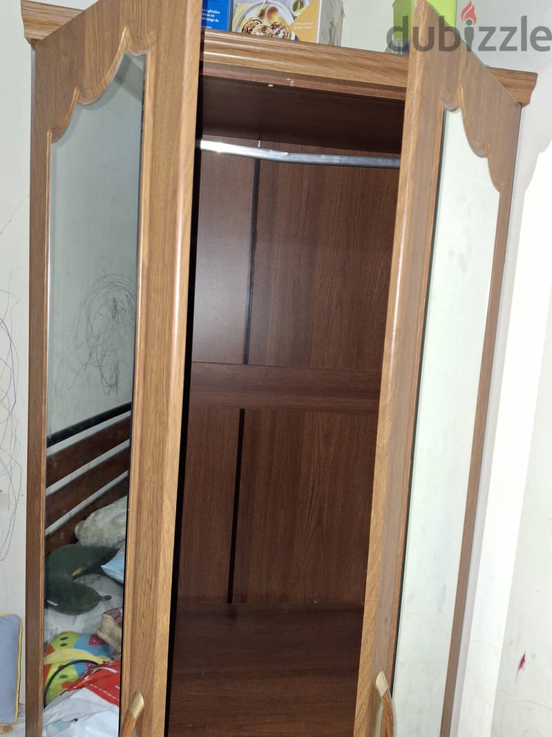 3 door wardrobe in very good condition 1