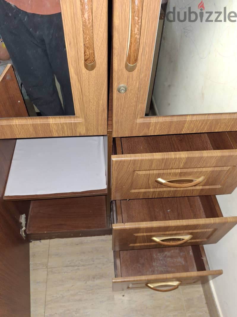 3 door wardrobe in very good condition 2