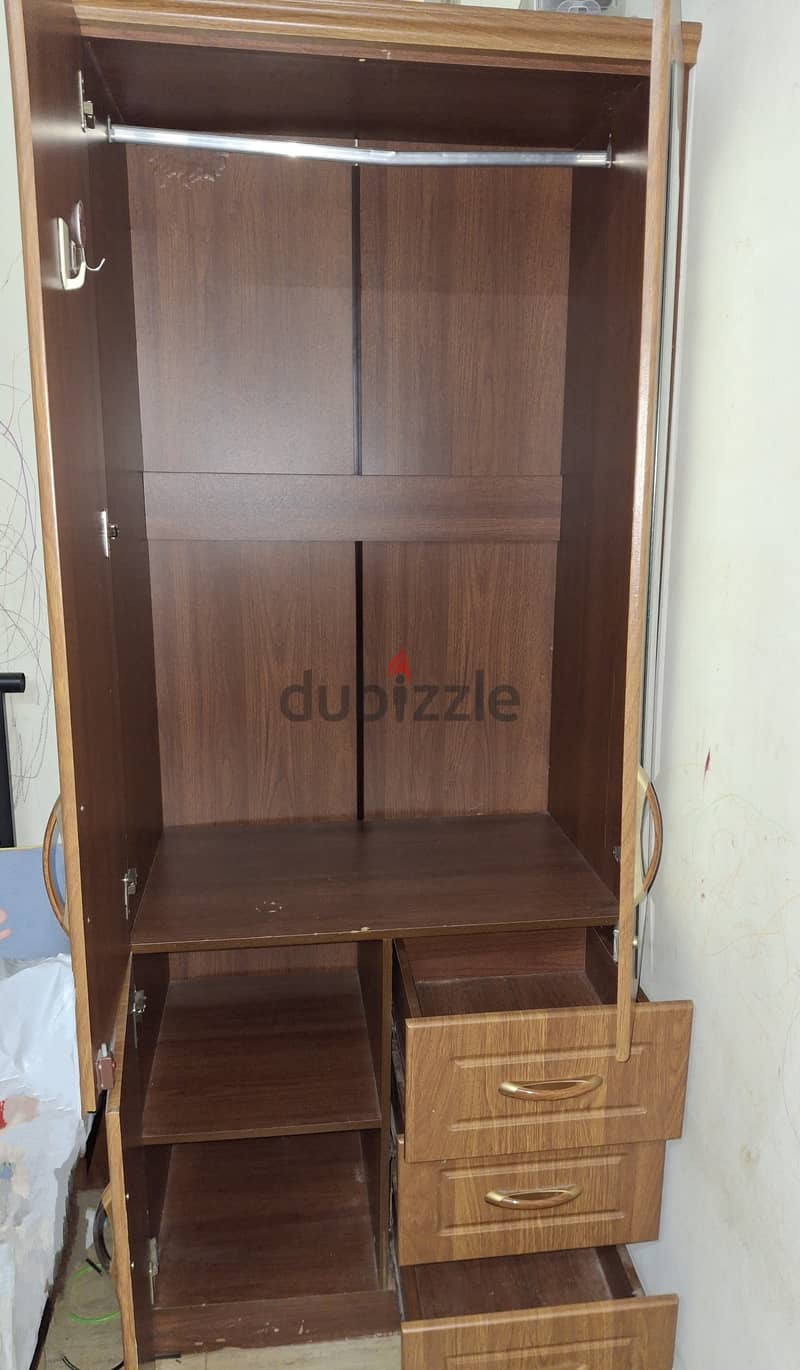 3 door wardrobe in very good condition 3