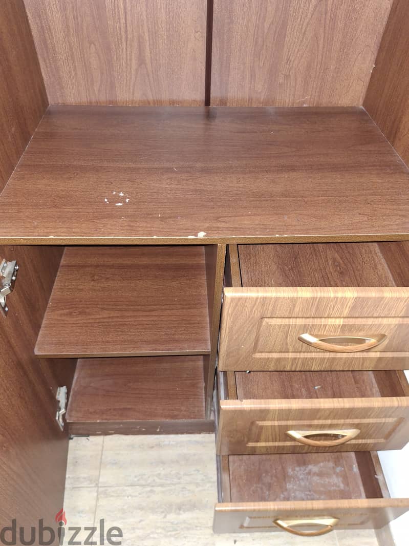 3 door wardrobe in very good condition 4