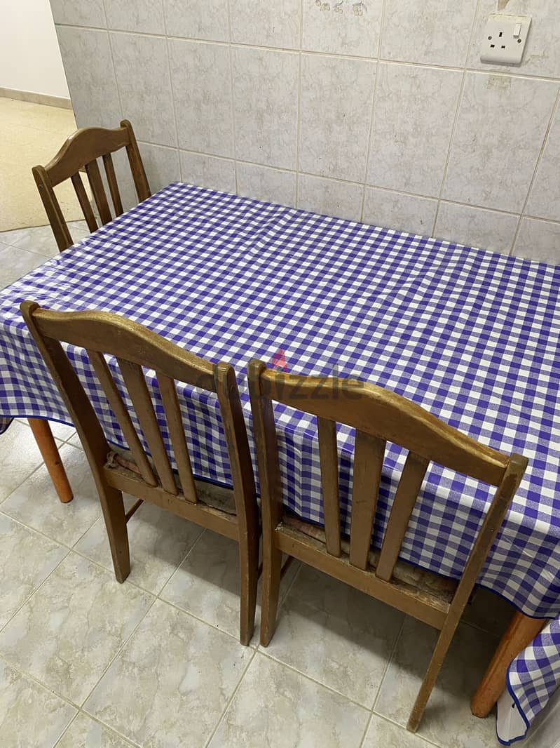 Kitchen dining table + 3 FREE chairs - 6 rial, BEST PRICE !!!! 0