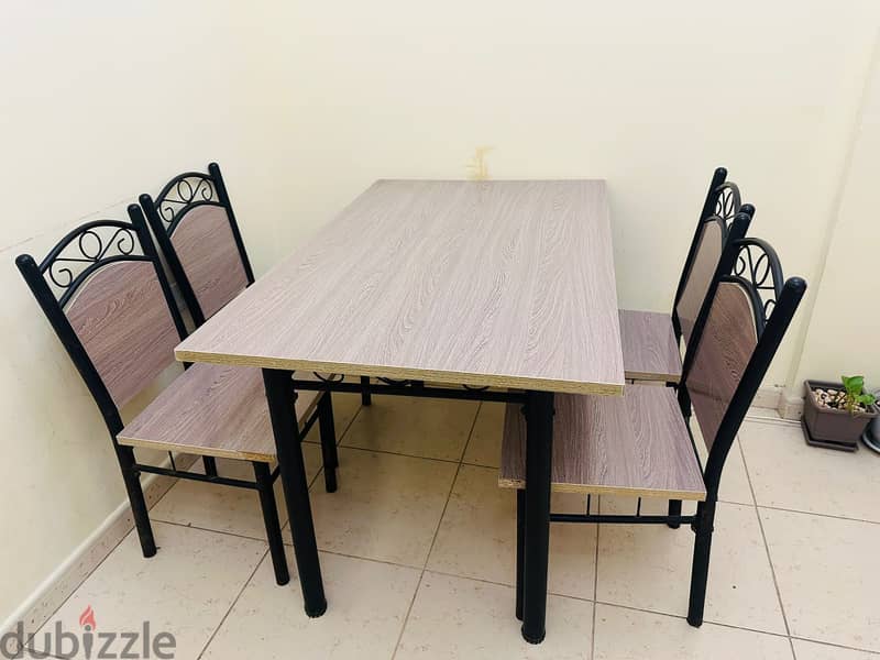 Table With 4 Chair Set 0