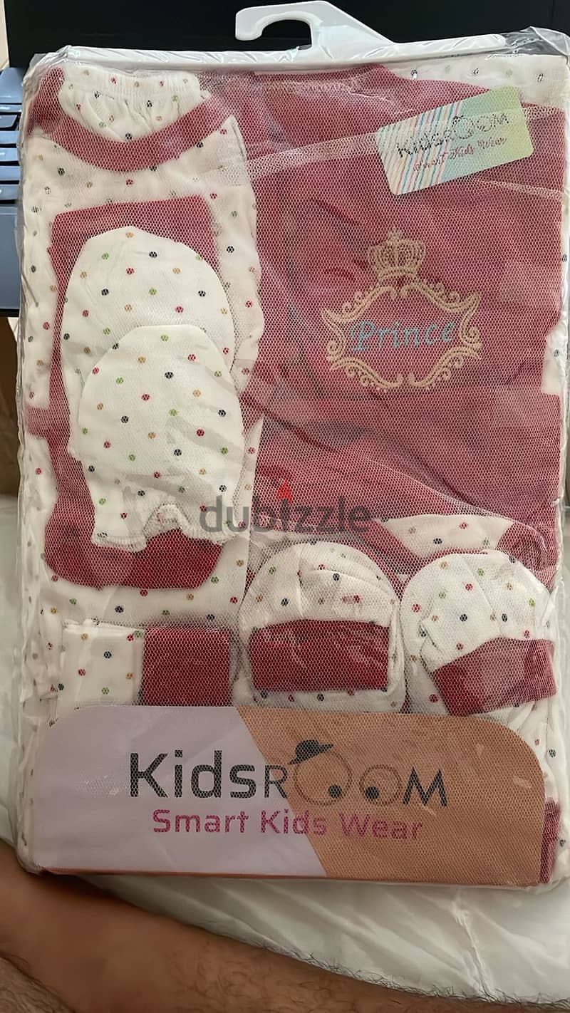 This 12-piece gift set is designed for babies aged 0 to 9 months 0