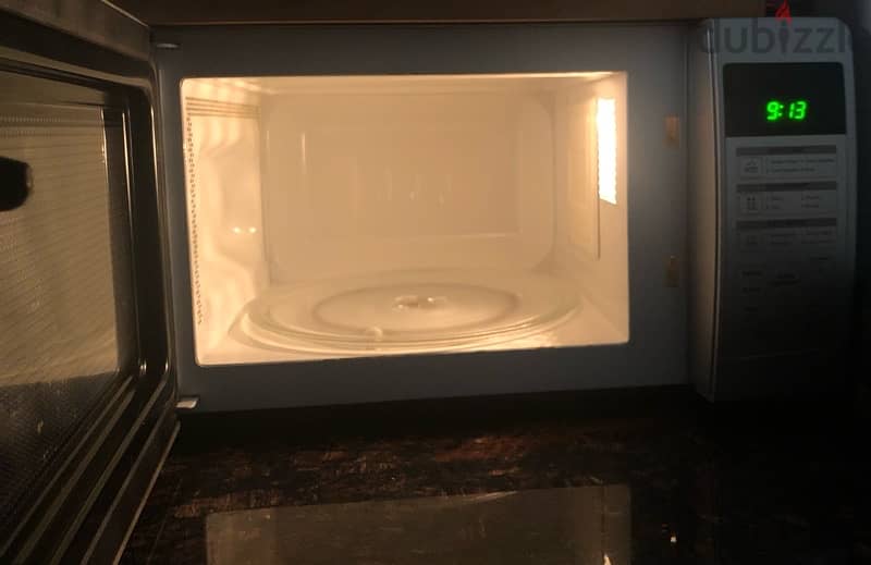 LG microwave in great condition, location: Maabailah 1