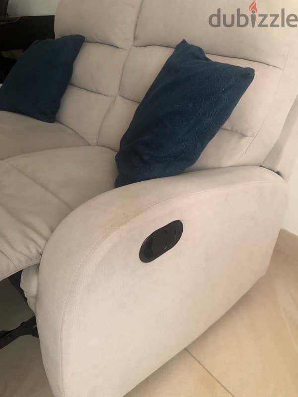 Recliner sofa in great condition 4