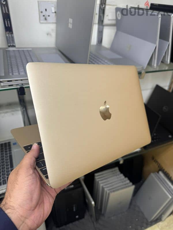 MacBook Air intel core m3 Pro gold colour ultraslim 1