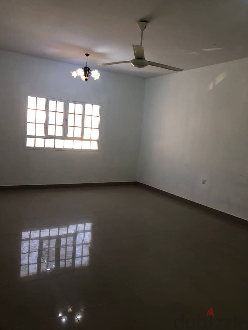 فيلا للايجار في الجفنين  Villa for rent in Al Jafnain 4