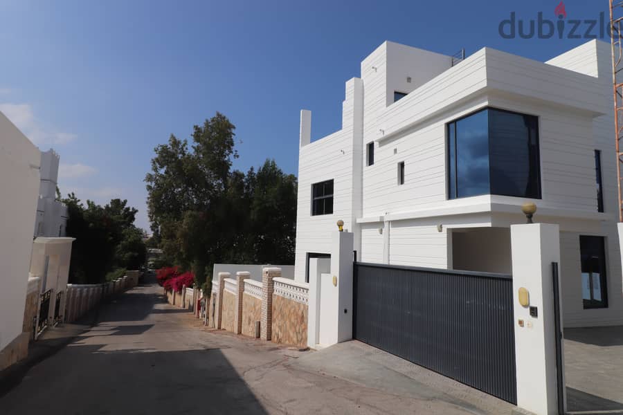 Shatti Al Qurum - 5-bedroom villa 0