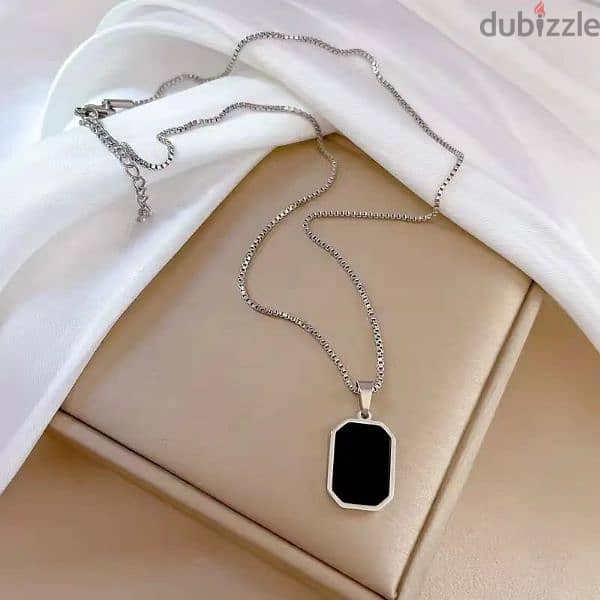 Minimalist rectangular necklace 1