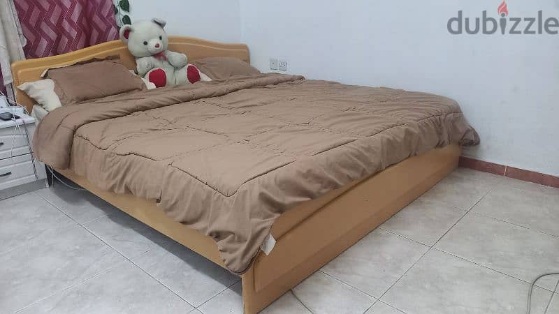 King Size Bed With Spring Mattress 0