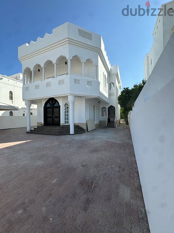 speacel villa for rent in Sarouj Qurum 0