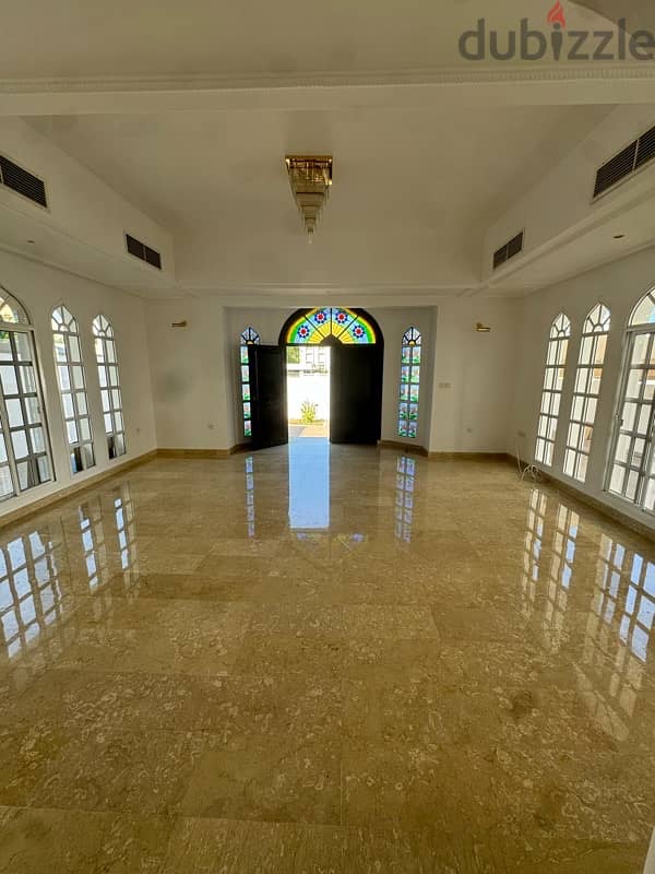 speacel villa for rent in Sarouj Qurum 1