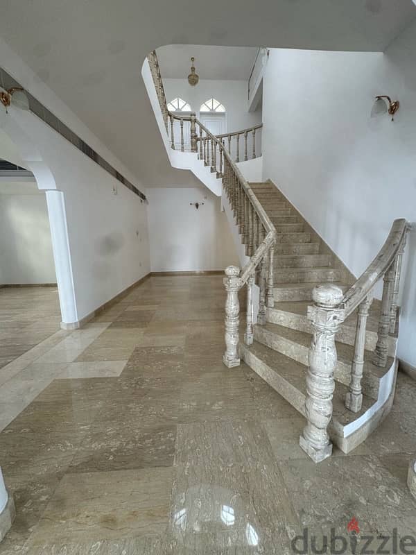 speacel villa for rent in Sarouj Qurum 3