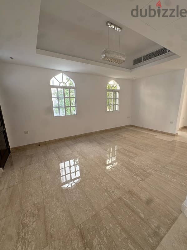 speacel villa for rent in Sarouj Qurum 4