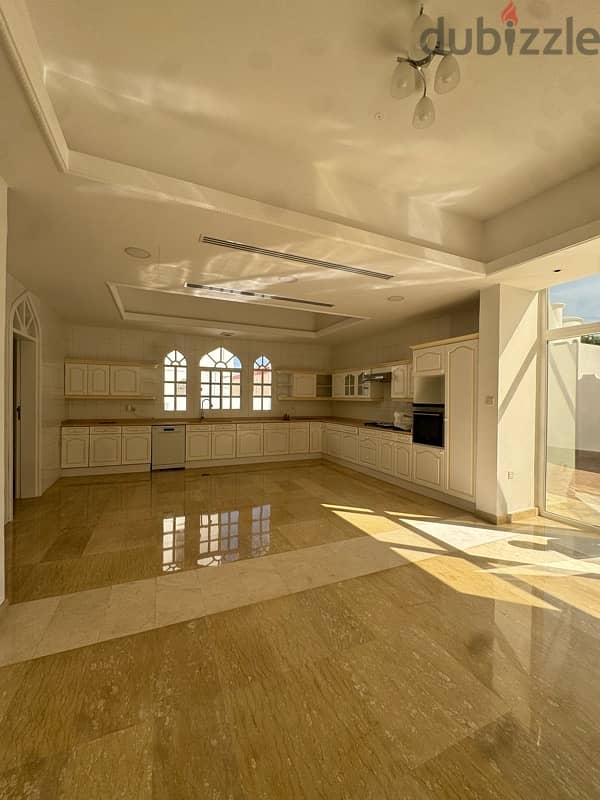 speacel villa for rent in Sarouj Qurum 5