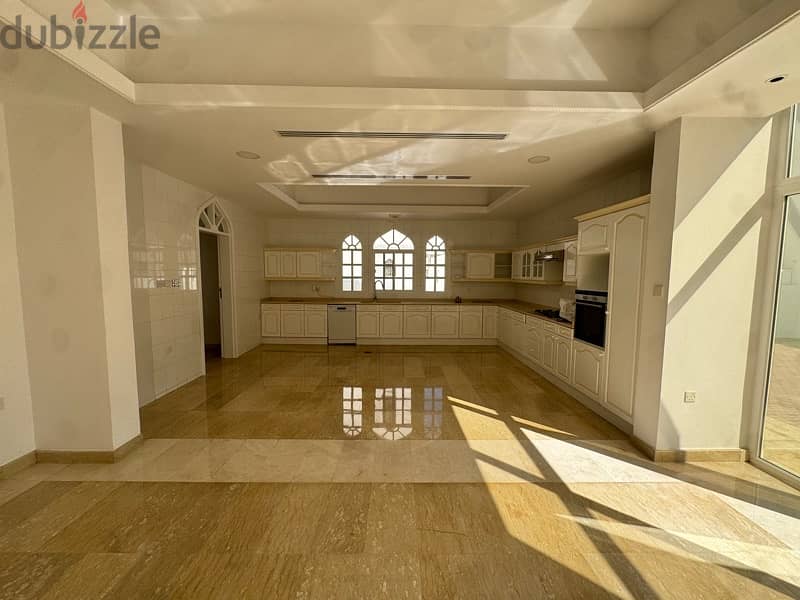 speacel villa for rent in Sarouj Qurum 6