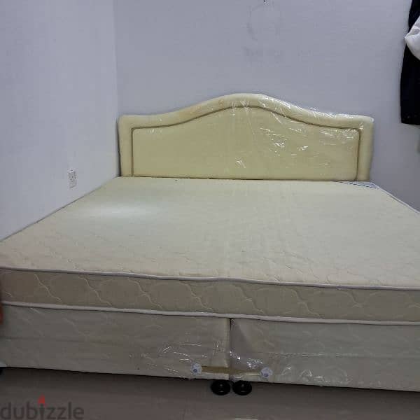 New king size diwan bed Two months old. 0