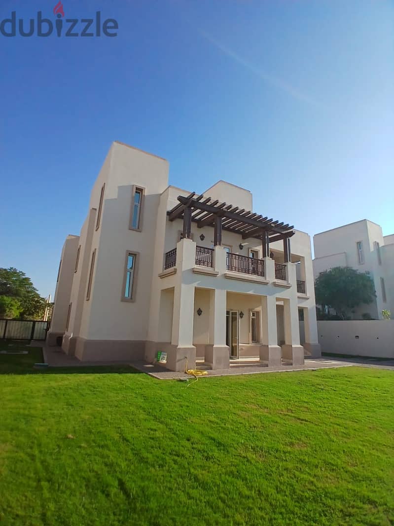 4 Bedrooms Villa in Muscat Hills 0