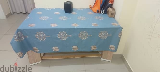 dinning table in good condition