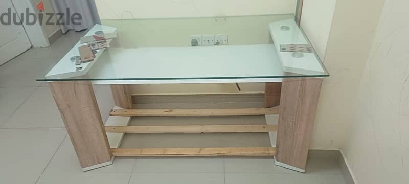 dinning table in good condition 1