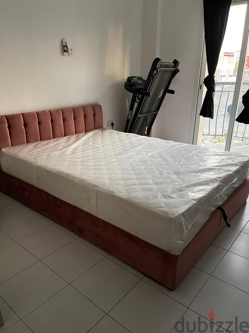 Bed with mattress 0