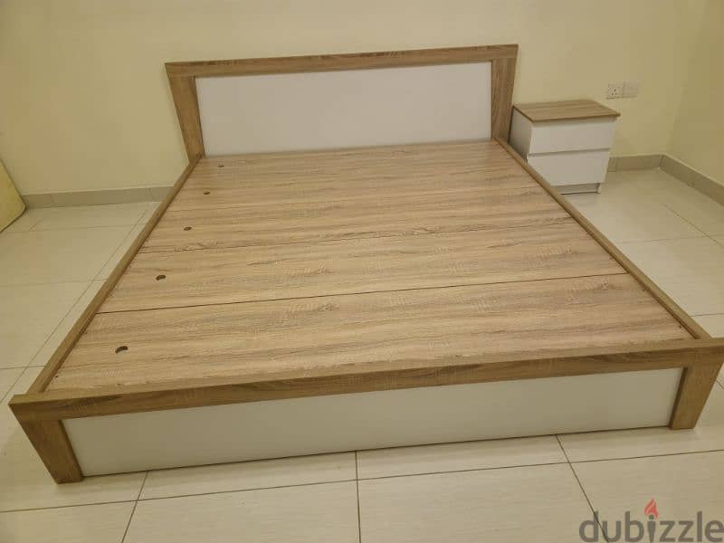 Bedset with 1 side table and dresser 2