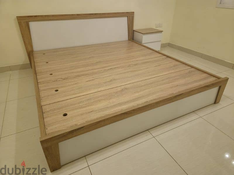 Bedset with 1 side table and dresser 3