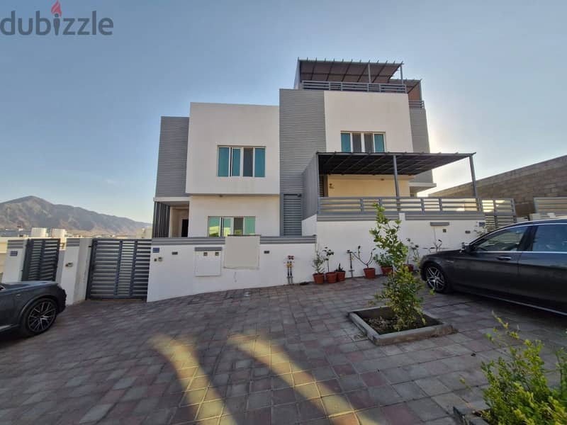 6 BR Well Designed Villa in Al Ansab Heights 0