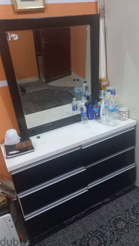 Bed with metress and dressing table foe sale just 40 rial all 0