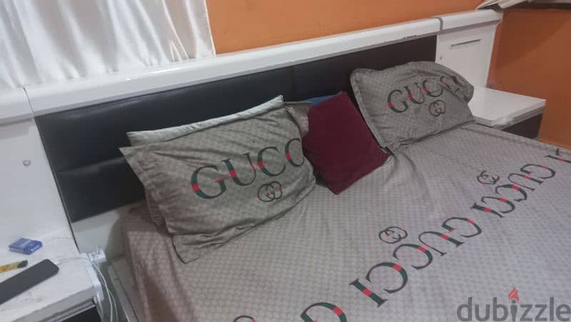 Bed with metress and dressing table foe sale just 40 rial all 2