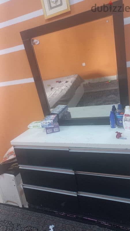 Bed with metress and dressing table foe sale just 40 rial all 3