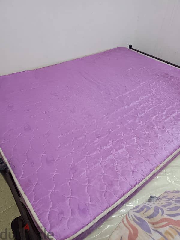 Queen size bed mattress 2