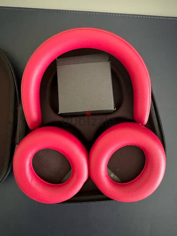 Urbinasta Miami wireless headphones with Active Noise Cancellation. 0