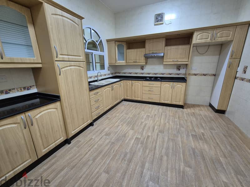 7+1 BR Villa in North Al Ghubrah 4