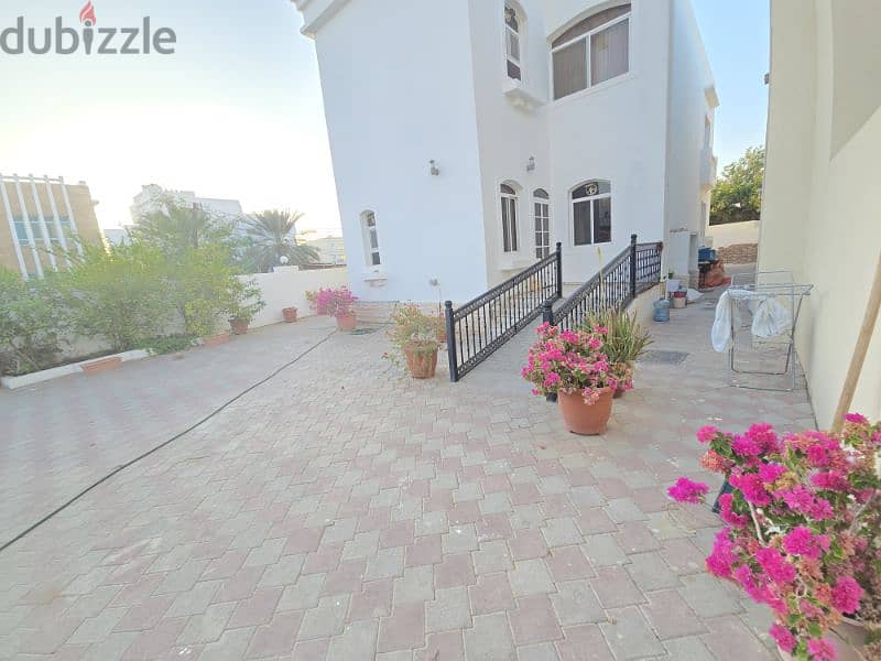 amazing standalone house with a spacious private  garden 3