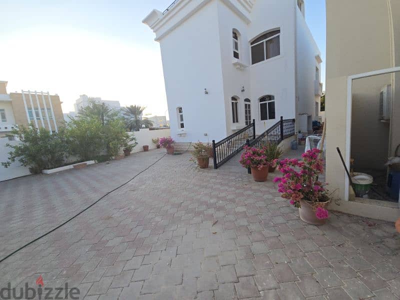 amazing standalone house with a spacious private  garden 5