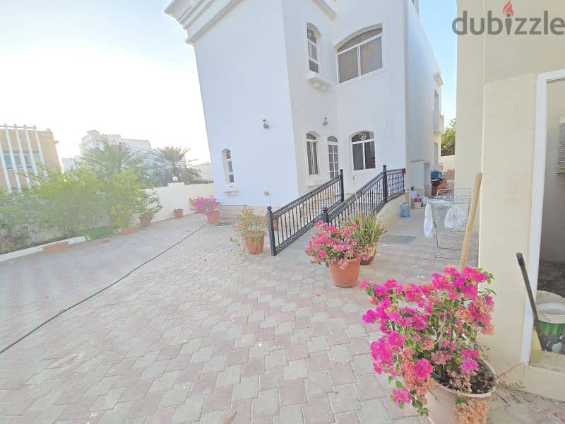 amazing standalone house with a spacious private  garden 8