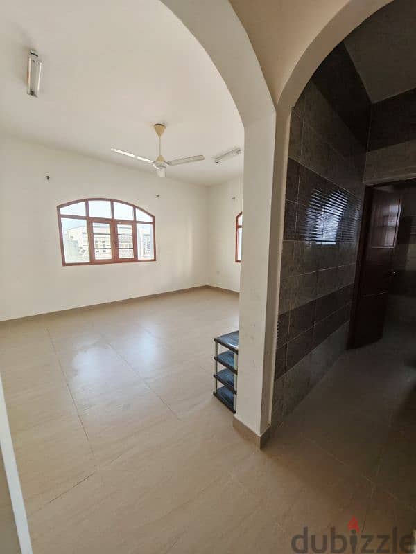 شقه كبيره للعوائل في المعبيلة الثامنه.  Big flat for rent for family 5