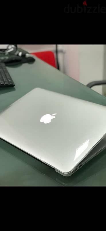 ماك بوك اير ٢٠١٧ بحالة ممتازة بالبوكس و الشاحن MacBook Air late 2017 0