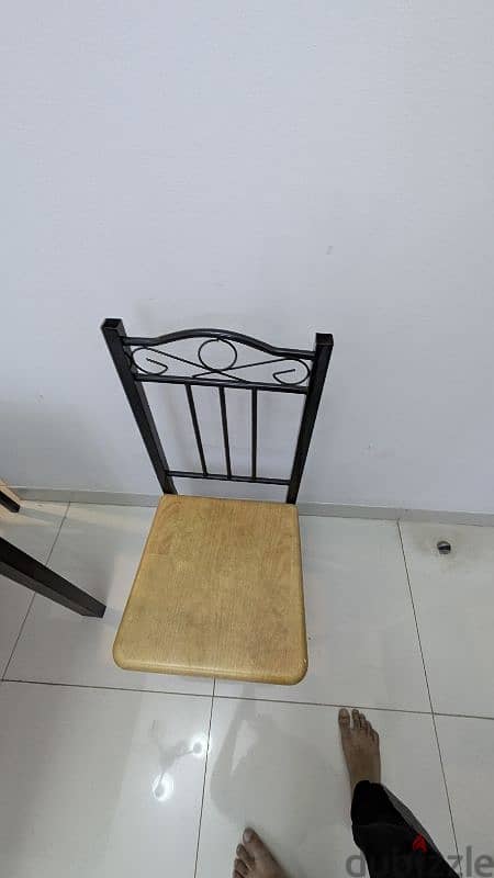 Dining Table with 4 Metal Chair 2