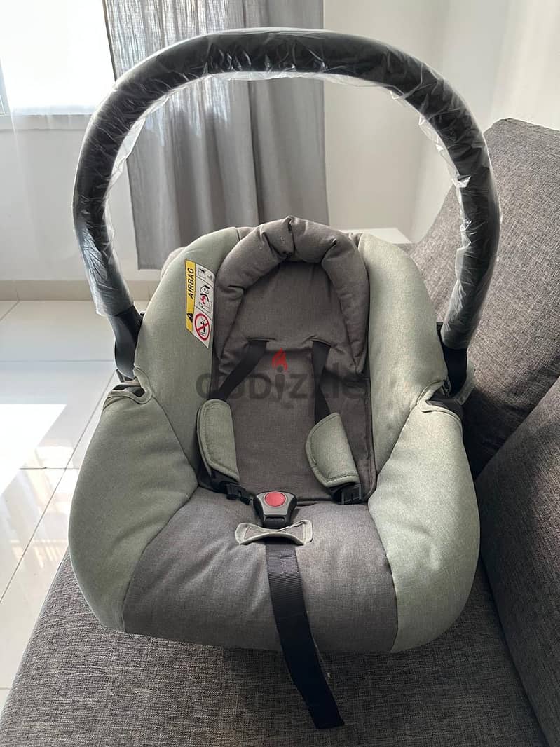 Baby seat and swing 15 omr each 1